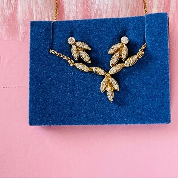 NWT Avon Women’s Vintage Rhinestone Cluster Necklace and Earring Giftset - Picture 3 of 5